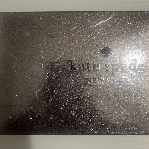 Kate Spade Patent Leather Kenzie Wallet (New in box) - Picture 4 of 7